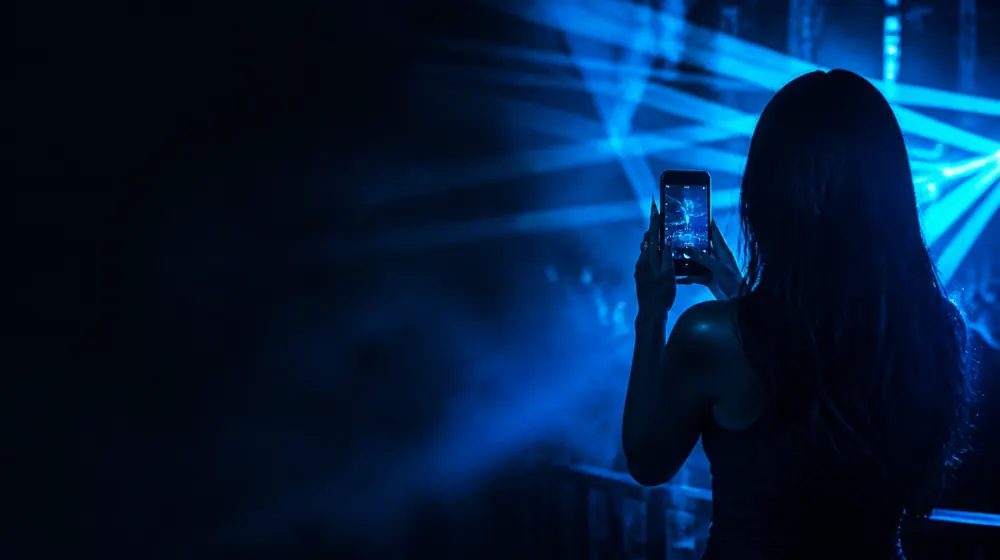 Twórcy OnlyFans Baddie — kobieta tańcząca pod smugami laserowych świateł, długie paznokcie akrylowe stukające w ekran telefonu